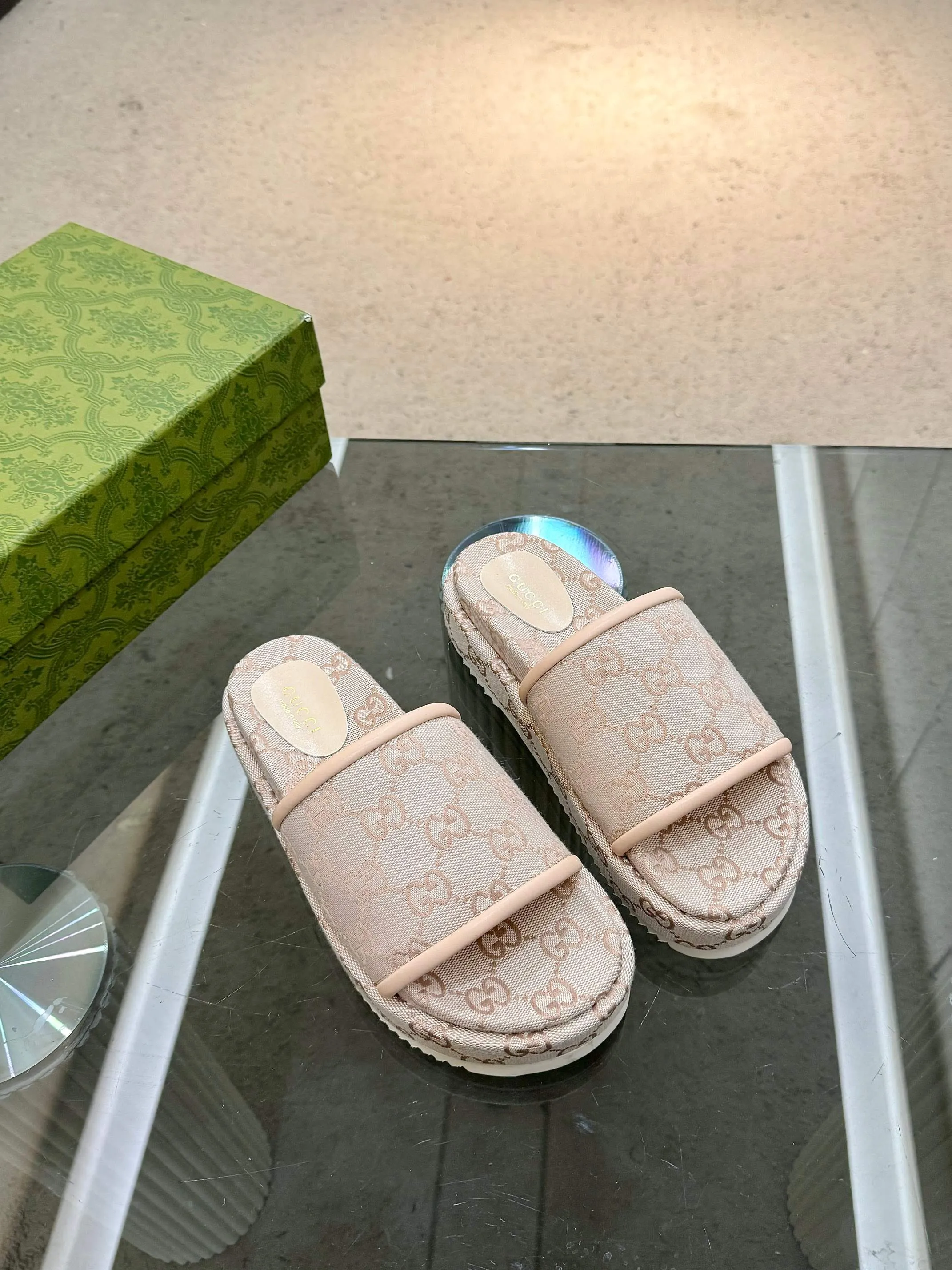 👟👟Ex-factory price 440👟👟 Gucci’s latest limited edition thick-soled slippers. Top quality for sale. Purchase genuine product for development. The material and workmanship are consistent with the original. Upper: original special printing process. Lining: dyed sheepskin. Outsole: Italian private model outsole. Size: 35-43M standard size. 41, 42, 43 are also customized and cannot be returned. Sole thickness: 5.5cm. Forefoot 4cm.